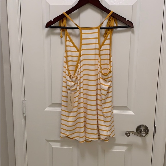 Top, L - Picture 3 of 3